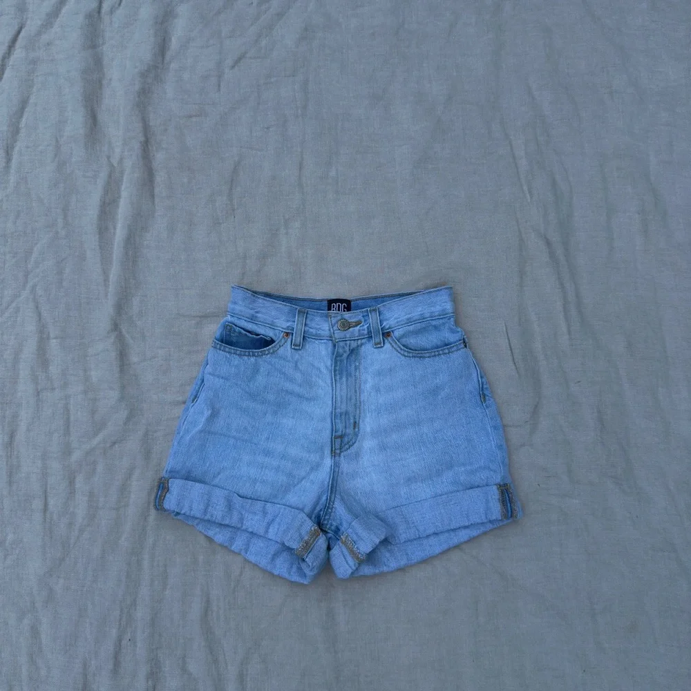 Urban Outfitters BDG Light Wash Denim Jean High Rise Short Shorts Size 24 - Picture 11 of 13